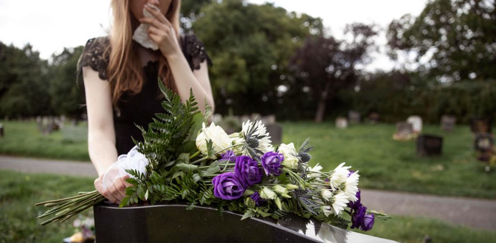 Trauernder Angehöriger am Grab