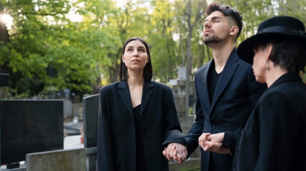 Trauerende Menschen in schwarzer Kleidung