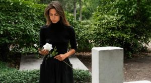 Frau am Grab in angemessener Kleidung