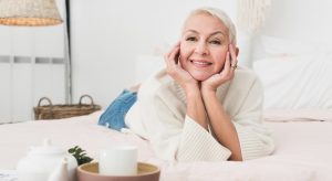 Erleichtere ältere Frau