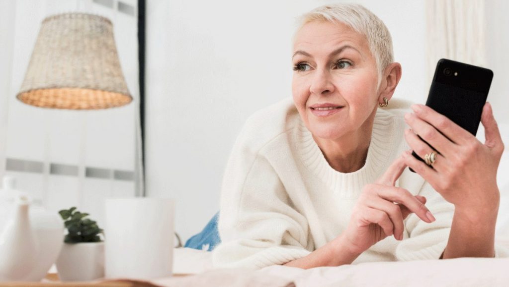 Ältere Frau beim Online-Dating