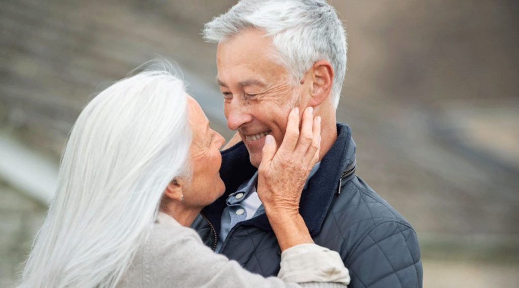 Zwei Senioren beim Date