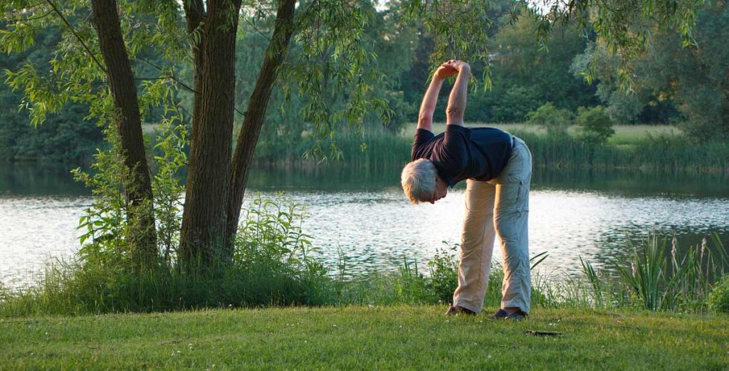 Dehnungsübung für Senioren