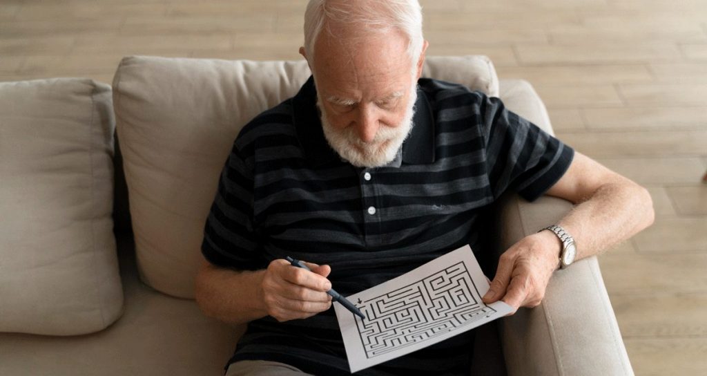 Senior mit Denksportaufgabe