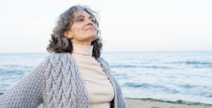 Frau fühlt sich wohl nach Detox