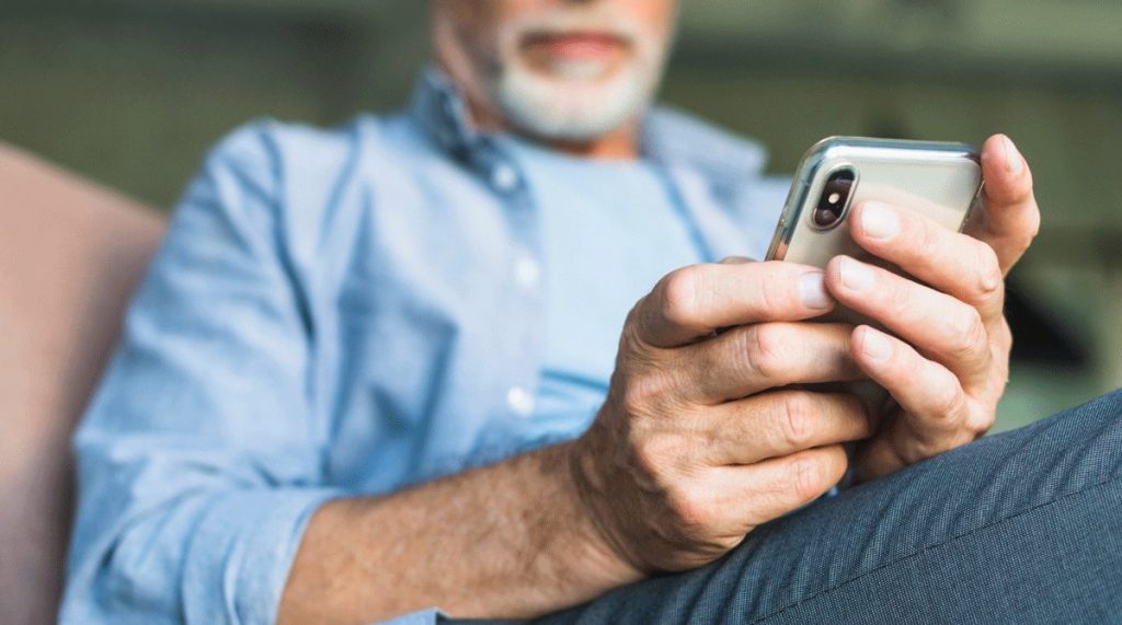 Doomscrollender Mann