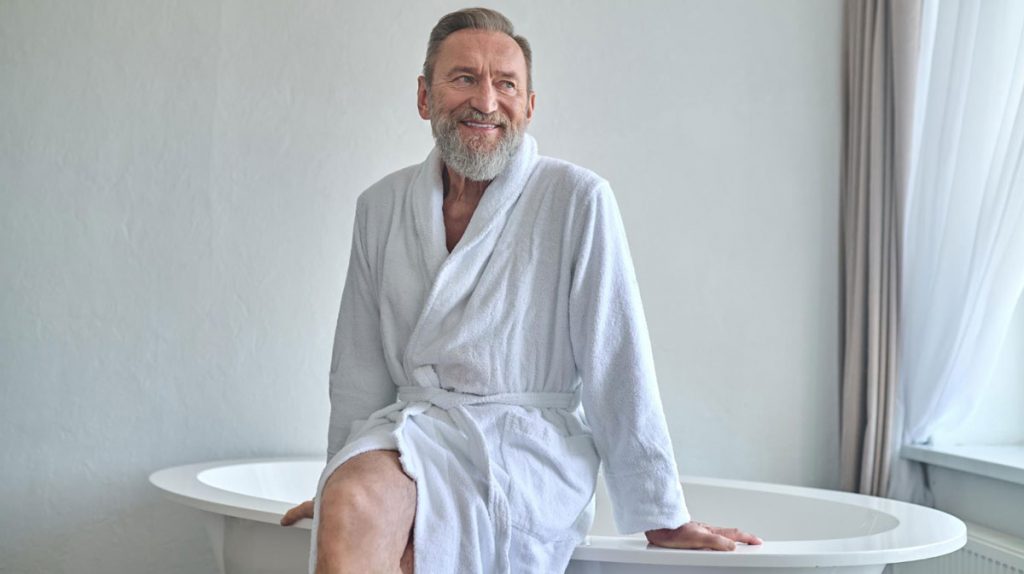 Senior im Badezimmer