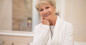 Seniorin im Badezimmer