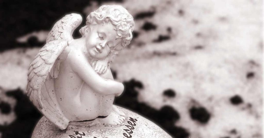 Engel auf Grabstein