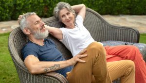 Entspanntes älteres Paar