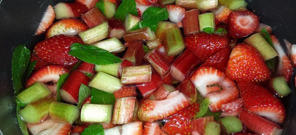 Erdbeeren und Rhabarber