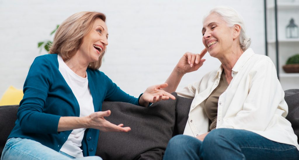 Ältere Frauen tauschen Erinnerungen aus