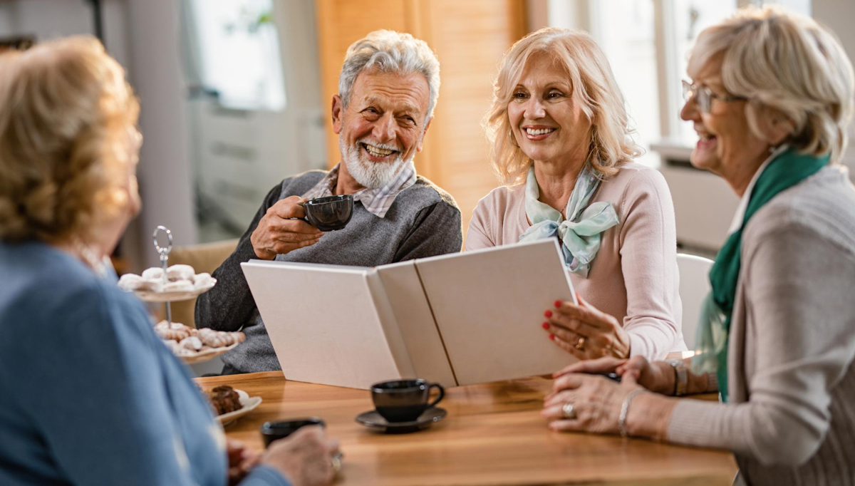 Gruppe von Senioren schwelgt in Erinnerungen