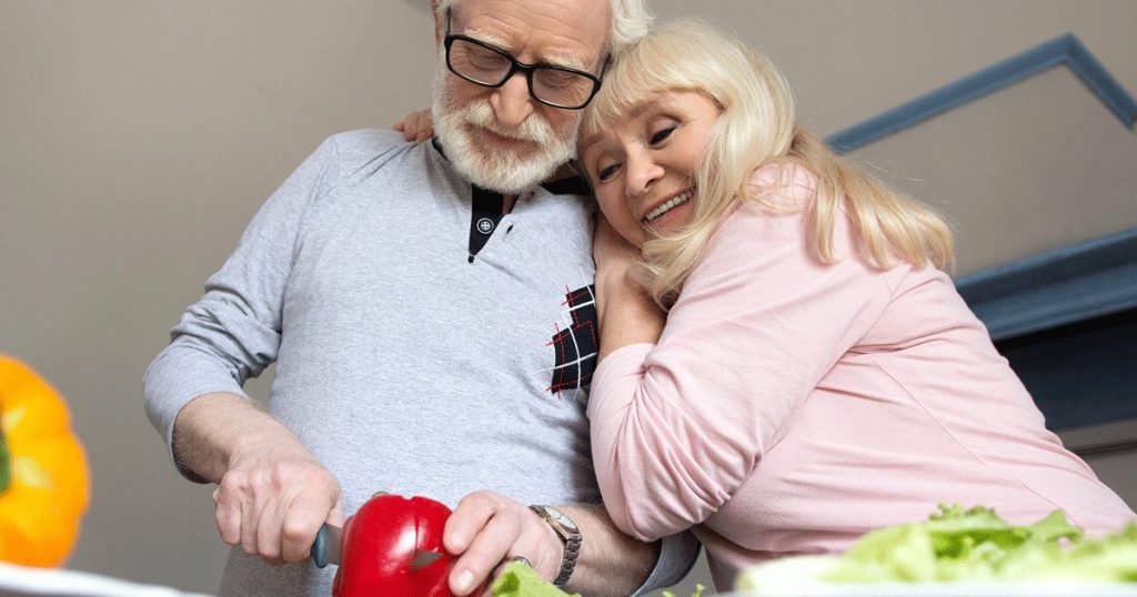 Senioren bereiten gesundes Essen zu