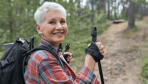 Frau beim Fastenwandern