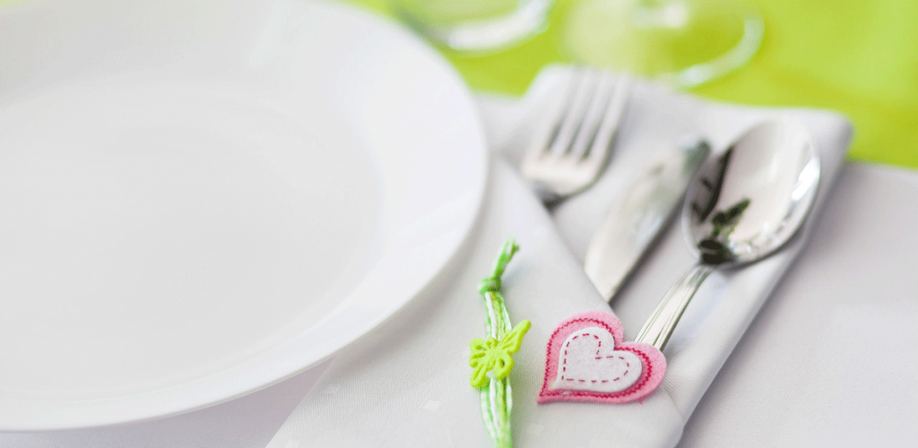 Gedeckter Tisch zur Kommunionsfeier