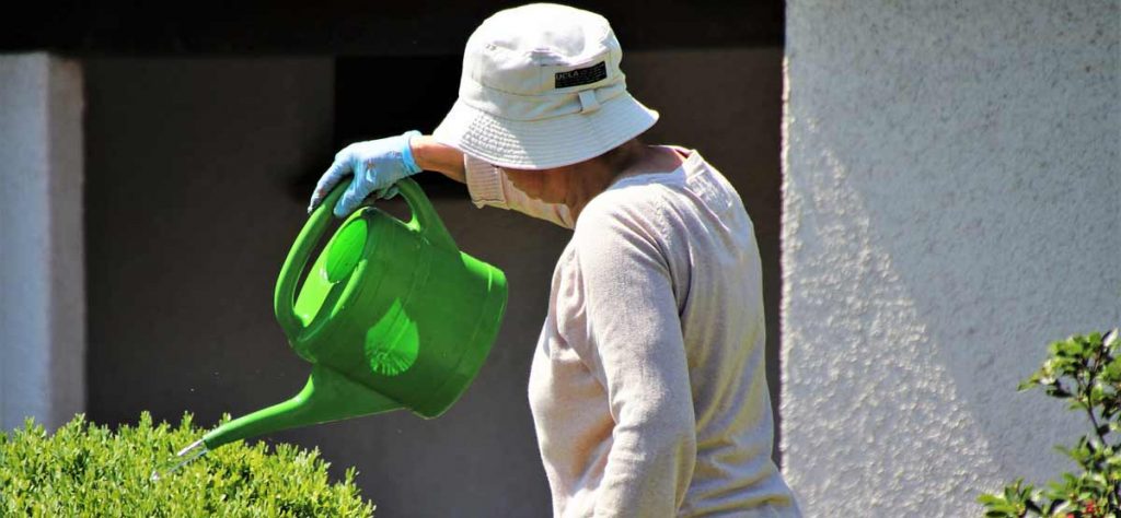 Seniorin bei der Gartenarbeit