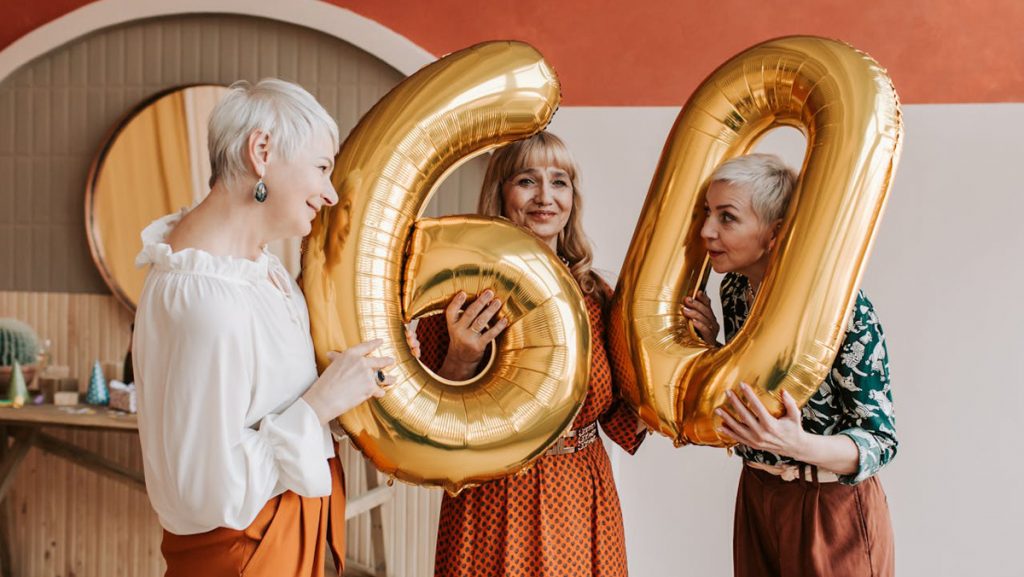 Drei freundinnen feiern den 60. Geburtstag