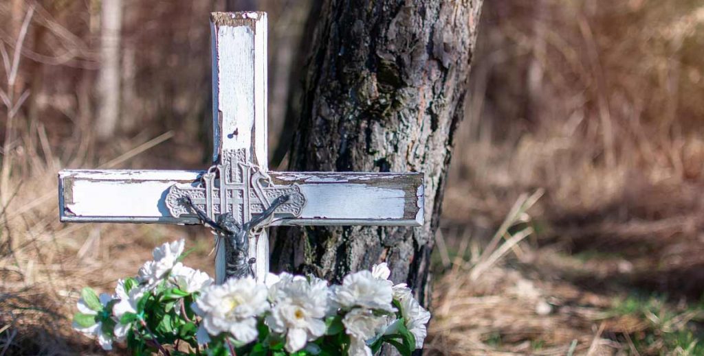 Grabkreuz aus Holz mit Beschriftung