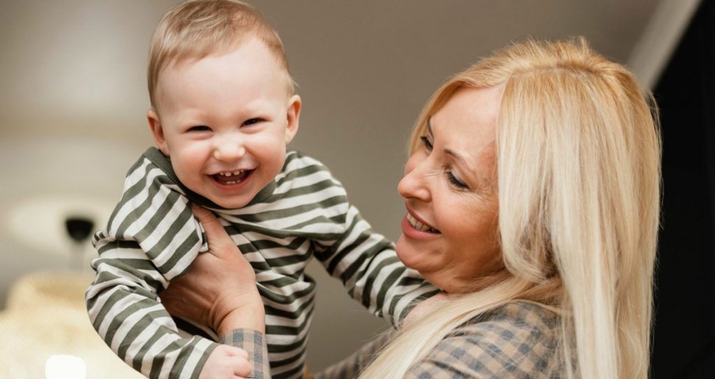 Großmutter mit einjährigem Enkel