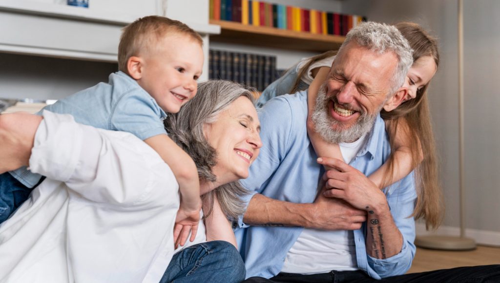 Großeltern spielen mit Enkelkindern