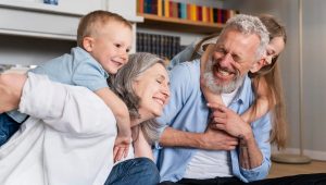 Großeltern spielen mit Enkelkindern