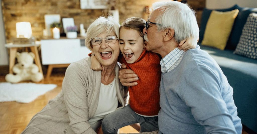 Großeltern haben Spaß mit der Enkelin