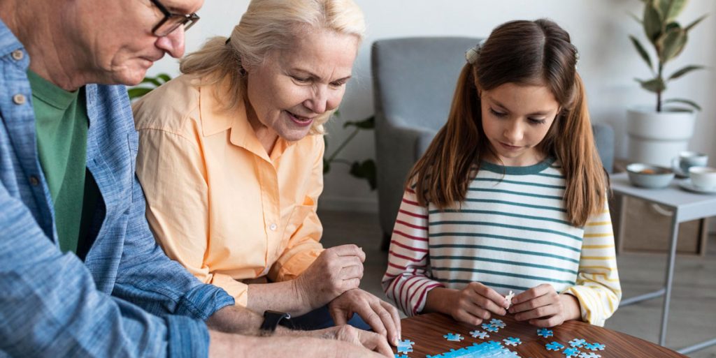 Großeltern spielen mit Enkelkind Memory