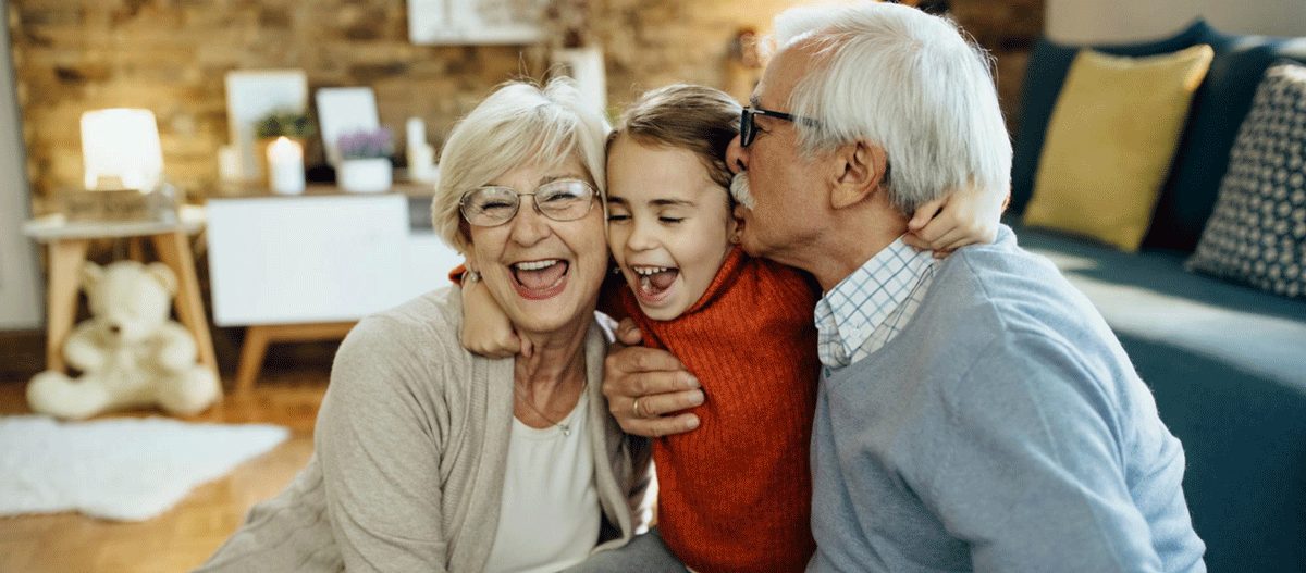 Grosseltern mit Enkel