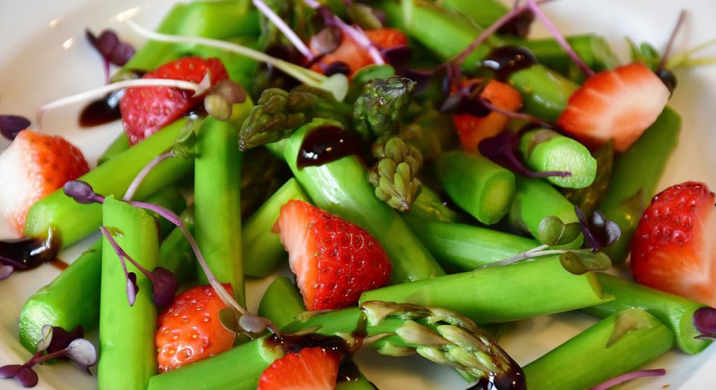 Spargelsalat mit Erdbeeren