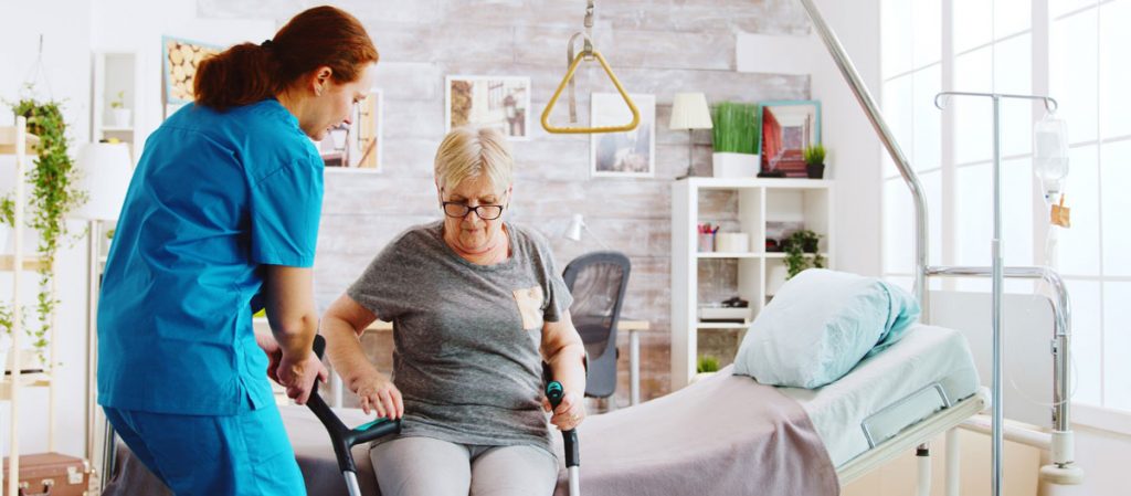 Grundpflege an einer Frau