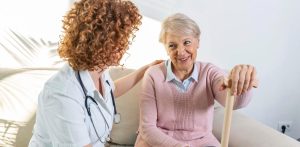 Grundpflege bei pflegebedürftiger Person