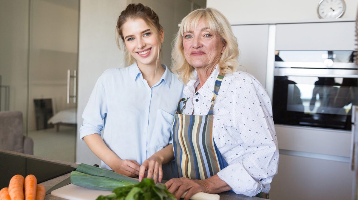Haushaltshilfe mit Seniorin