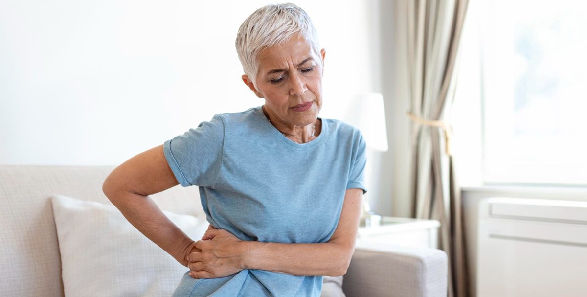 Frau mit Nierenschmerzen