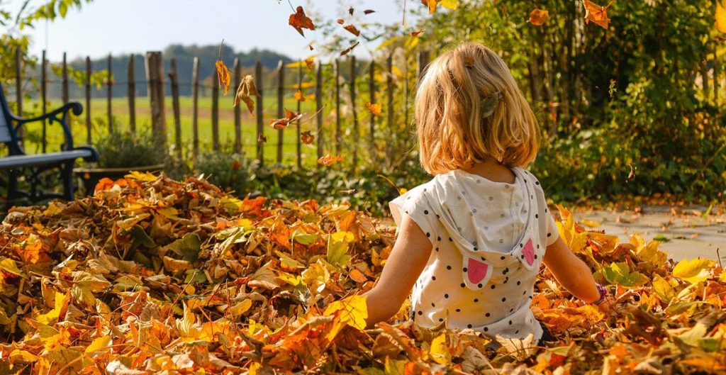 Kind im Herbstlaub