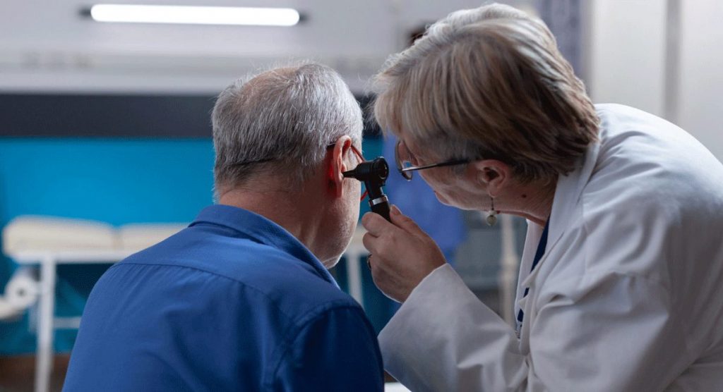 HNO Arzt untersucht Patient