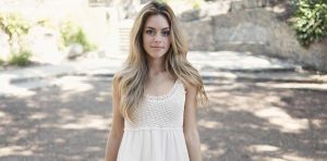 Mädchen bei Jugendweihe