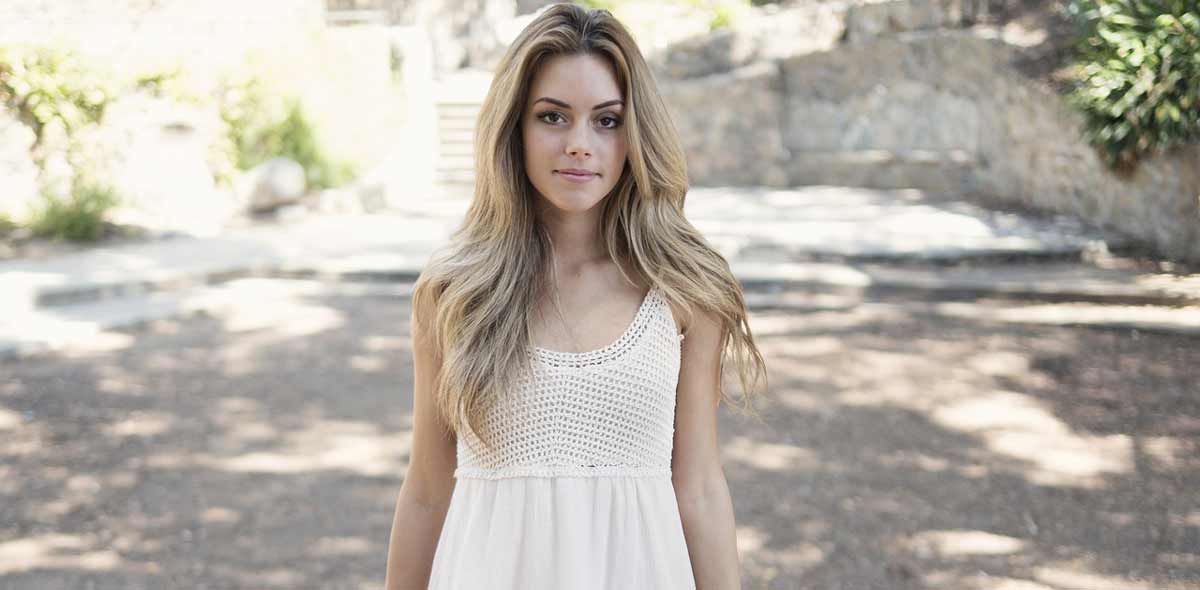 Mädchen bei Jugendweihe