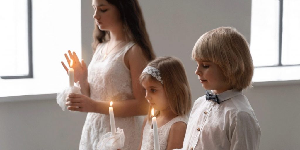 Kinder bei der Kommunion