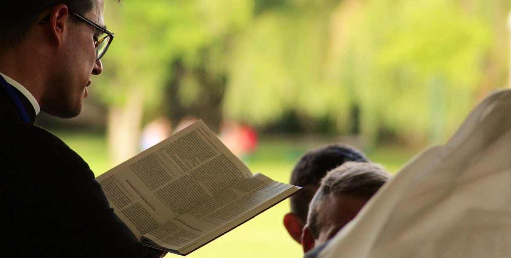 Pfarrer bei der Konfirmation