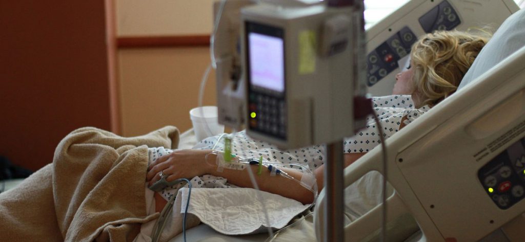 Frau in Krankenhausbett