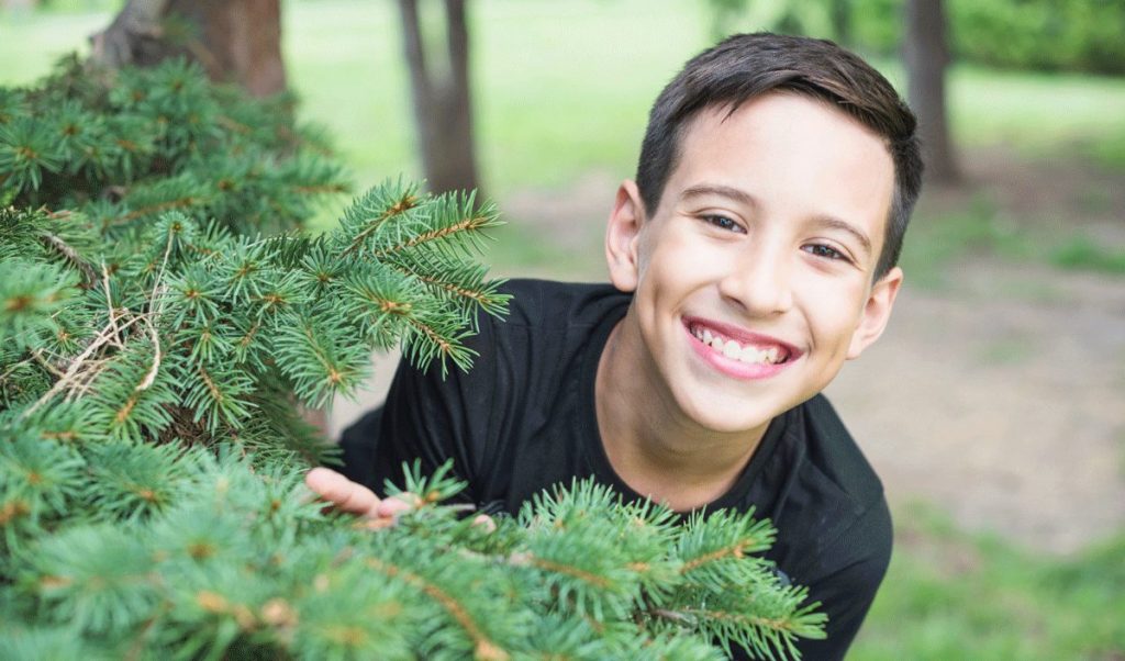 Junge mit Kopfläusen