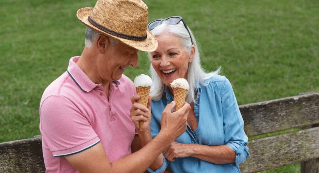 Älteres Paar genießt das Leben