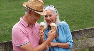 Älteres Paar genießt das Leben