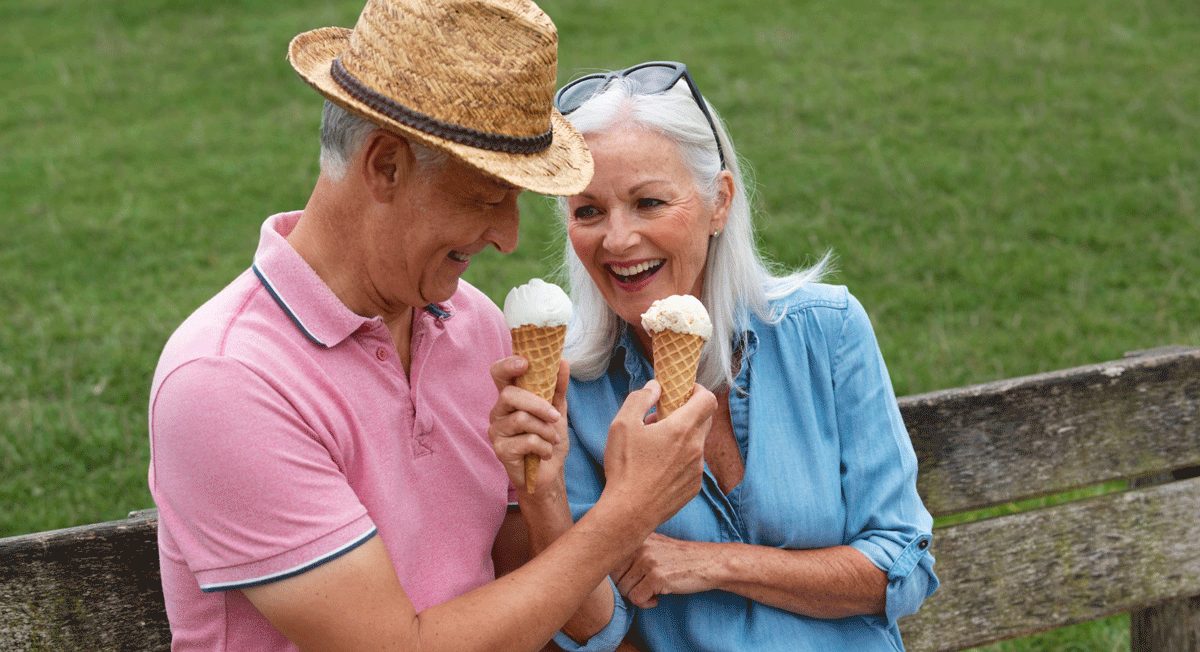 Älteres Paar genießt das Leben