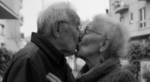 Küssendes altes Paar