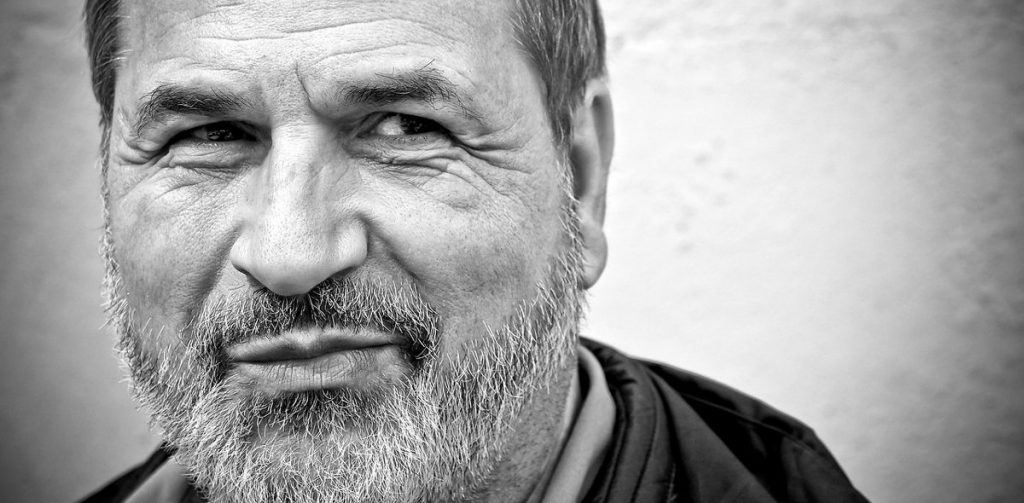 Mann zeigt Einstellung im Gesichtsausdruck