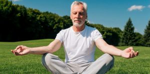 Meditierender älterer Mann