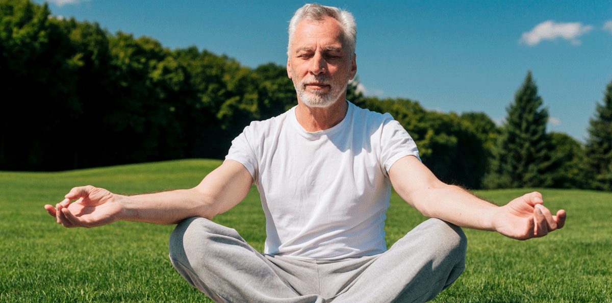 Meditierender älterer Mann