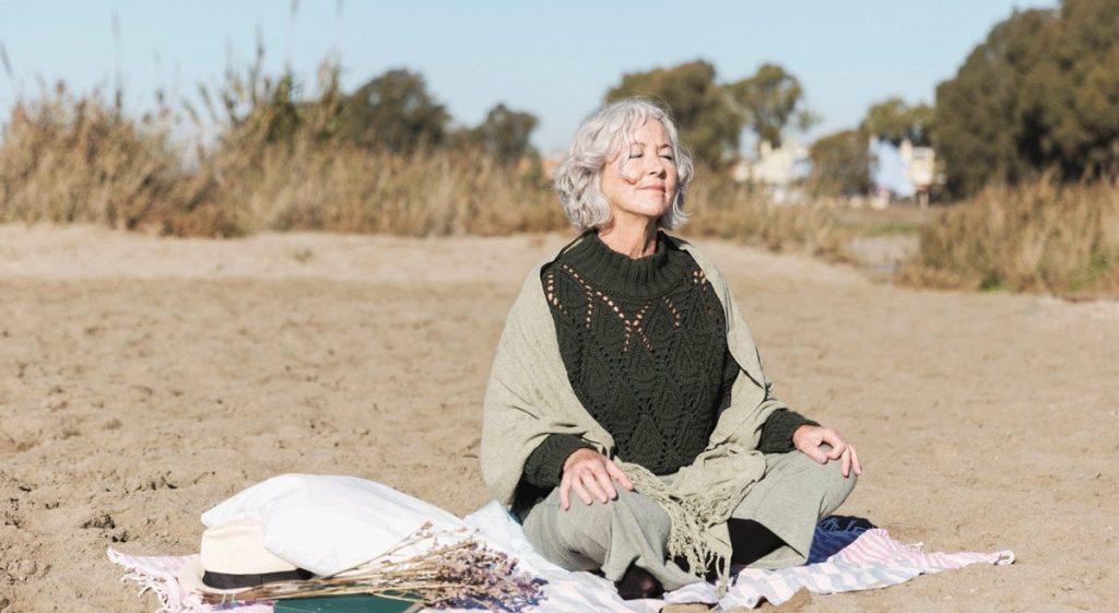 Meditierende ältere Frau